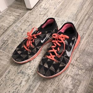 ACCEPTING OFFERS Nike running shoes